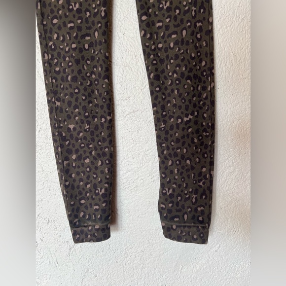 SPANX Look At Me Now Seamless Olive Leopard Leggings - Picture 9 of 14
